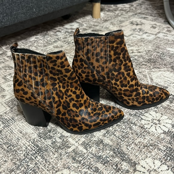 EUC Marc Fisher Leopard Ankle Boots - Picture 1 of 6